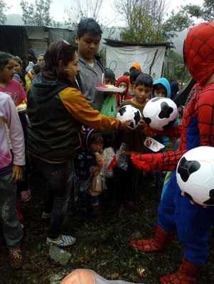 REGALANDO A LOS PEQUEÑOS JUGUETES PARA QUE SEAN FELICES 